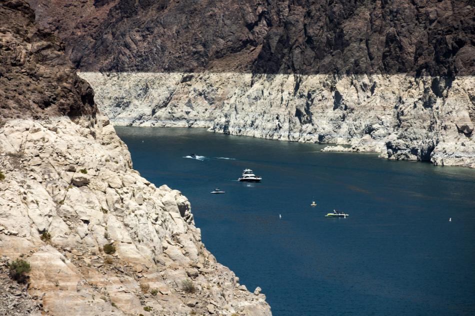 Lake Mead bathtub ring at Hoover Dam in 2021. Jeff Scheid/Nevada Independent