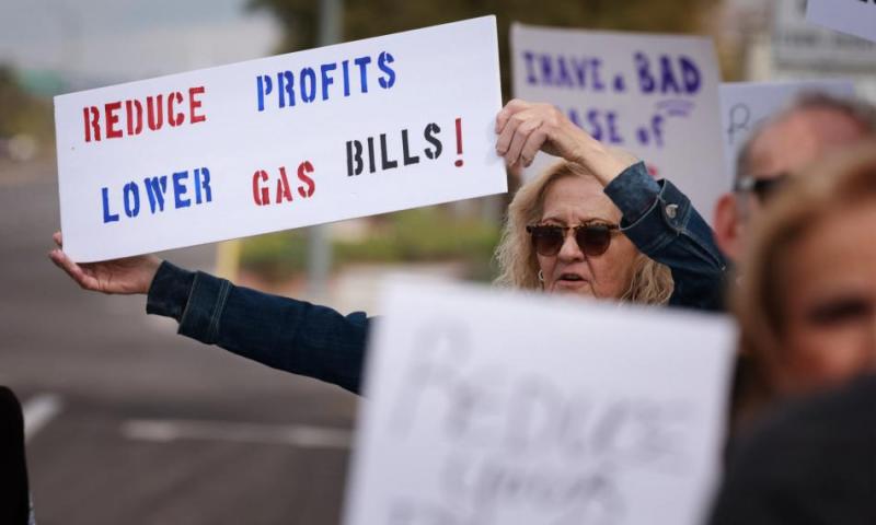 A group protests high gas bills in front of Southwest Gas' corporate headquarters on Feb. 19, 2024. Photo by Jeff Scheid