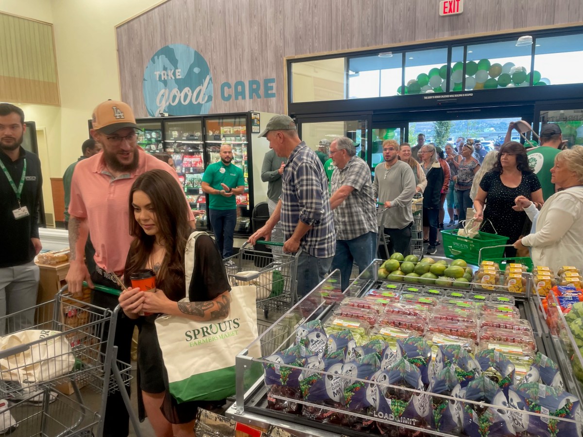 Sprouts celebrates grand opening of Carson City store